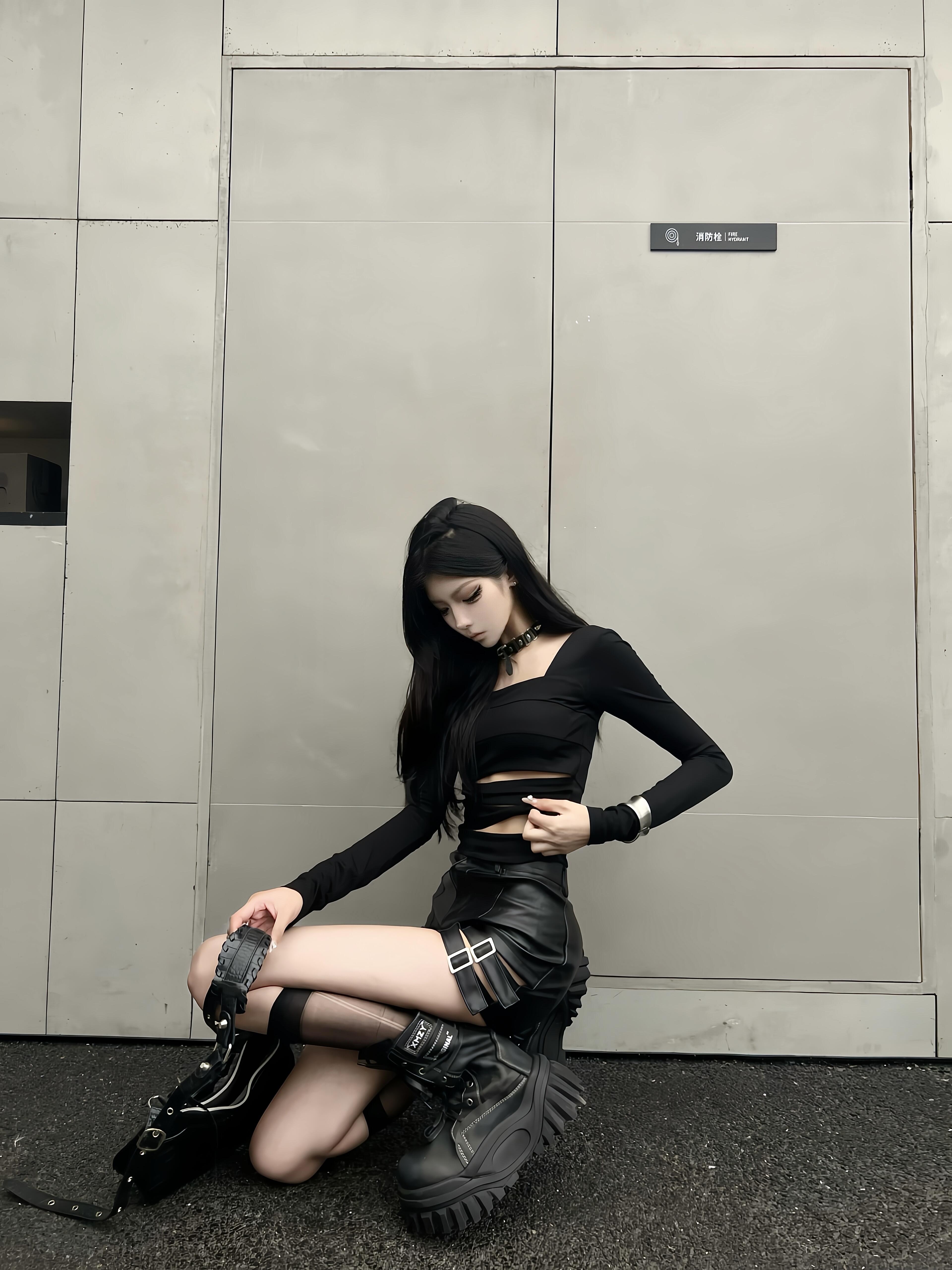 Sexy Black Off-Shoulder Long Sleeve T-Shirt - Slim Fit, Hollow-Out, Waist-Revealing Layering Top for Autumn and Winter Sexy Black Off-Shoulder Long Sleeve T-Shirt - Slim Fit, Hollow-Out, Waist-Revealing Layering Top for Autumn and Winter