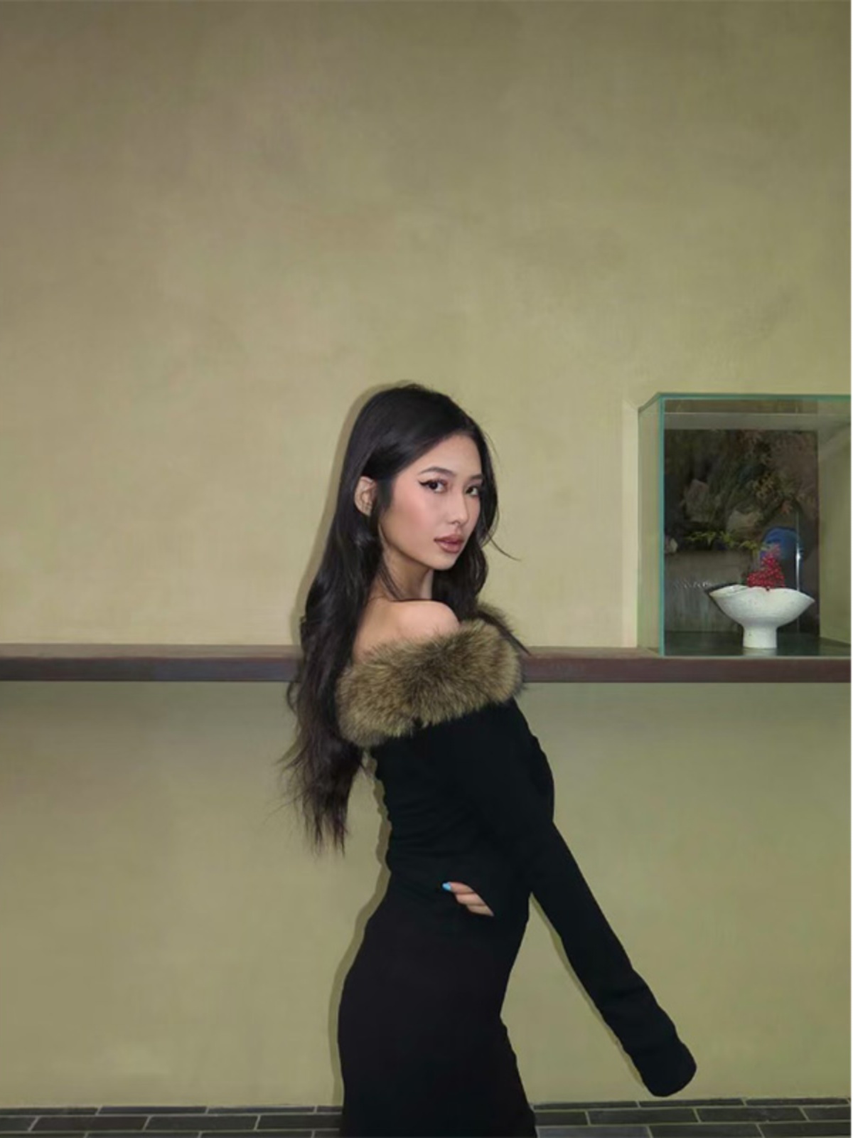 Sexy Black One-Shoulder Long Sleeve Top - High-End Slim Fit Inner Shirt for Stylish Looks Sexy Black One-Shoulder Long Sleeve Top - High-End Slim Fit Inner Shirt for Stylish Looks