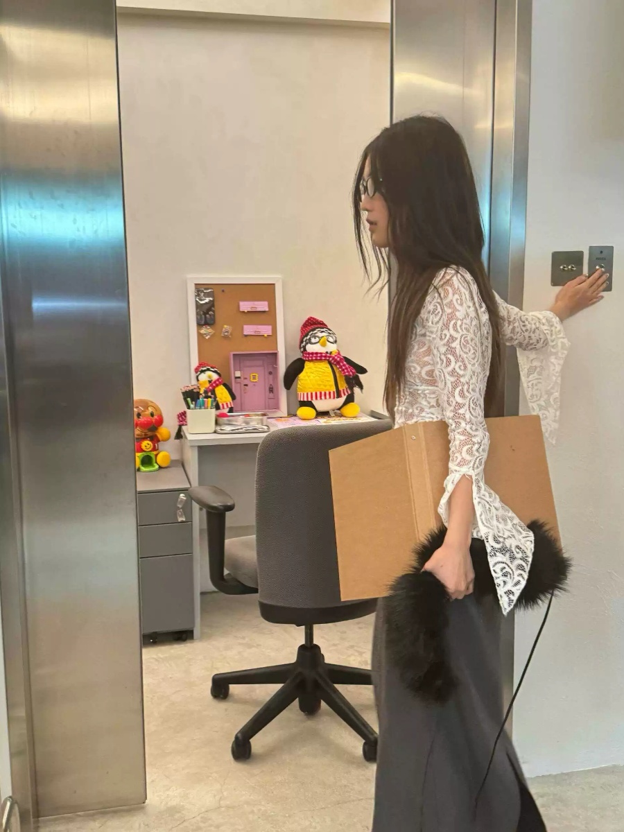 Sexy Fitted White Lace Top with Eccentric Bell Sleeves - American Style Short Long Sleeve Blouse Sexy Fitted White Lace Top with Eccentric Bell Sleeves - American Style Short Long Sleeve Blouse