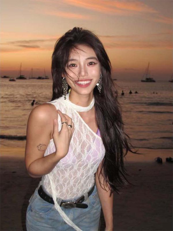 Sexy Irregular Lace Camisole Top for Women â€“ Off-Shoulder Trendy Inner/Outer Wear, Perfect for Y2K and 90s Fashion