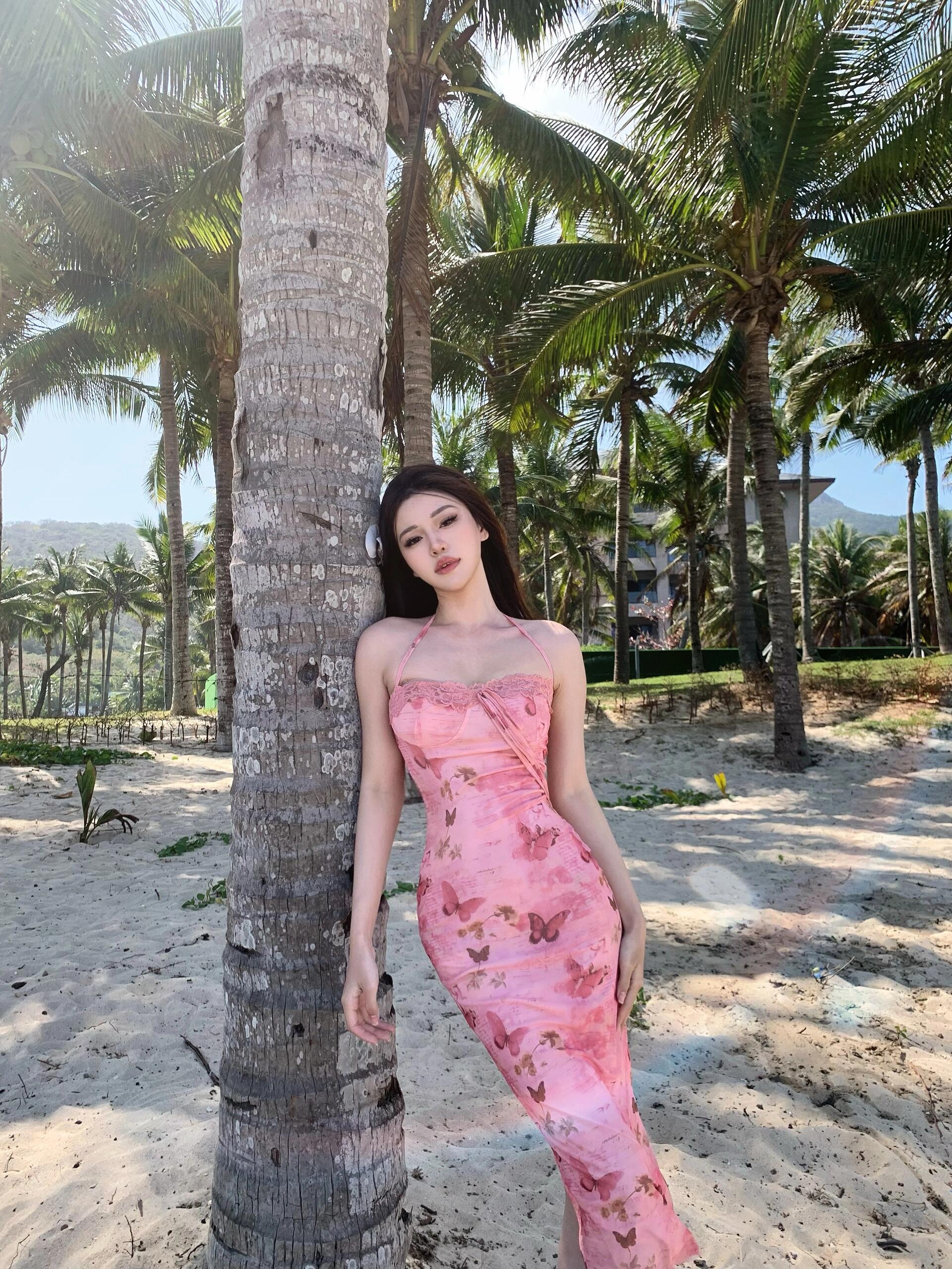 Sexy Lace Edge Halter Neck Bodycon Dress - Summer Beach Vacation Style, Waist-Cinching, Long Dress for European and American Fashion