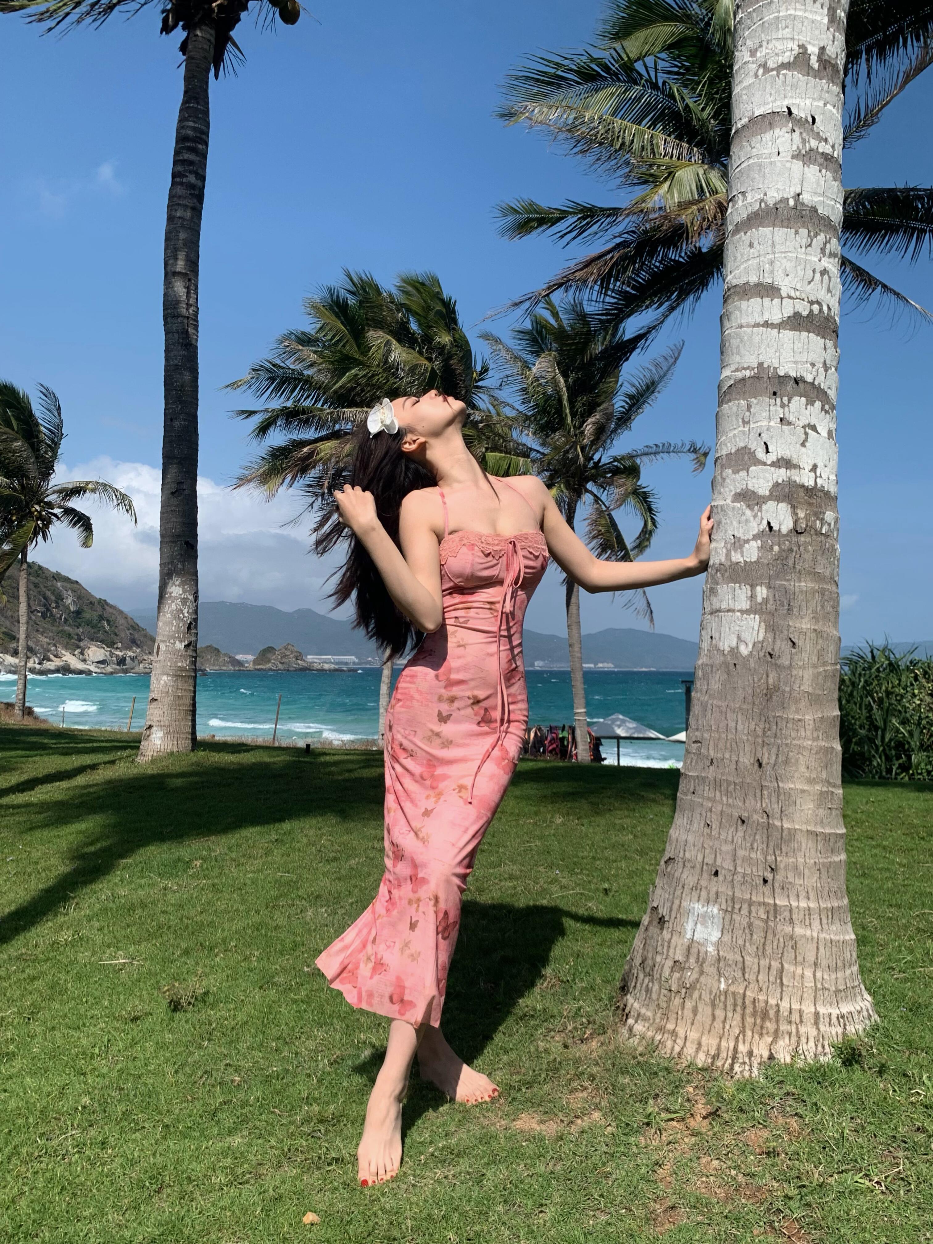 Sexy Lace Edge Halter Neck Bodycon Dress - Summer Beach Vacation Style, Waist-Cinching, Long Dress for European and American Fashion Sexy Lace Edge Halter Neck Bodycon Dress - Summer Beach Vacation Style, Waist-Cinching, Long Dress for European and American Fashion