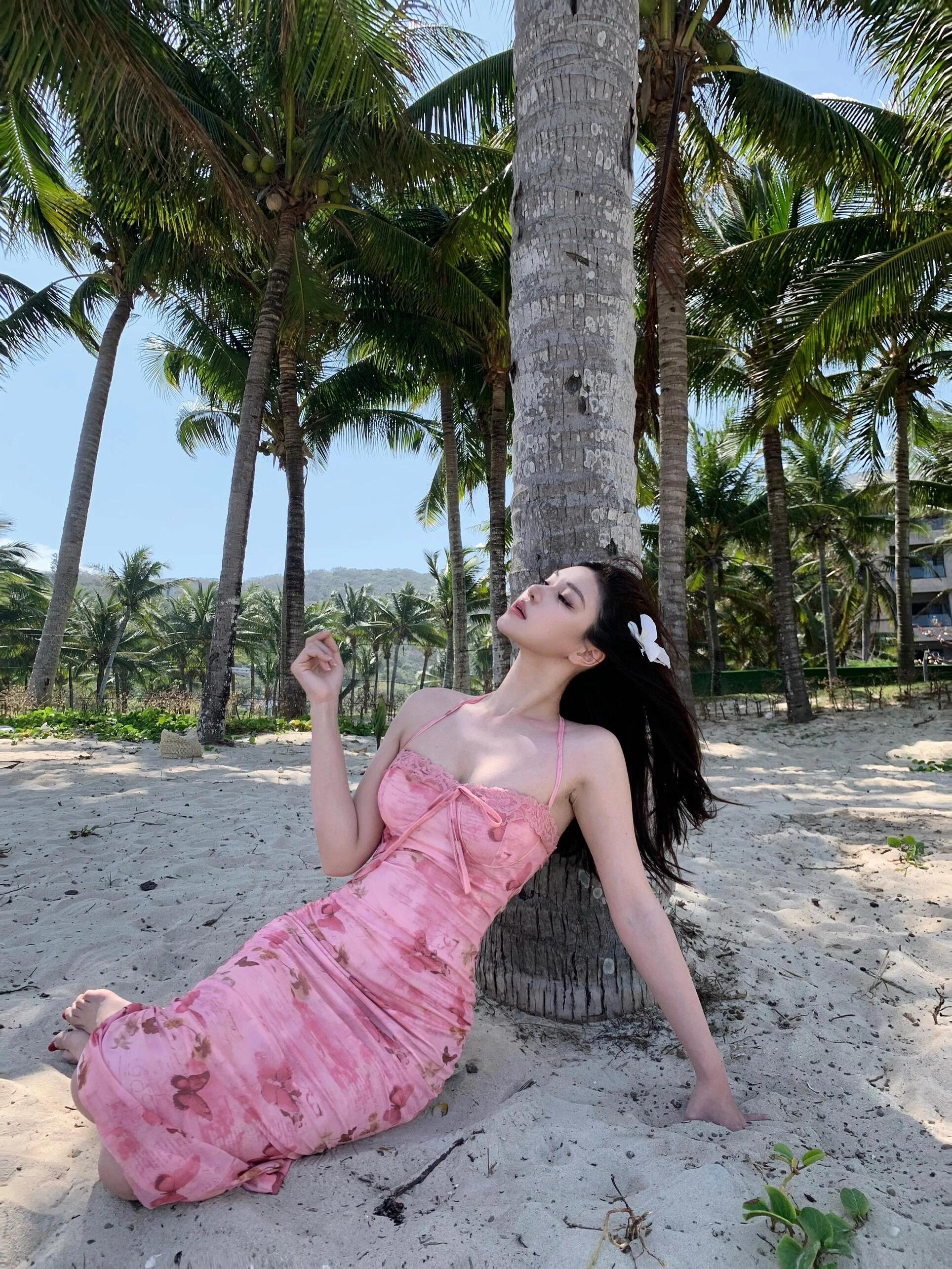 Sexy Lace Edge Halter Neck Bodycon Dress - Summer Beach Vacation Style, Waist-Cinching, Long Dress for European and American Fashion Sexy Lace Edge Halter Neck Bodycon Dress - Summer Beach Vacation Style, Waist-Cinching, Long Dress for European and American Fashion