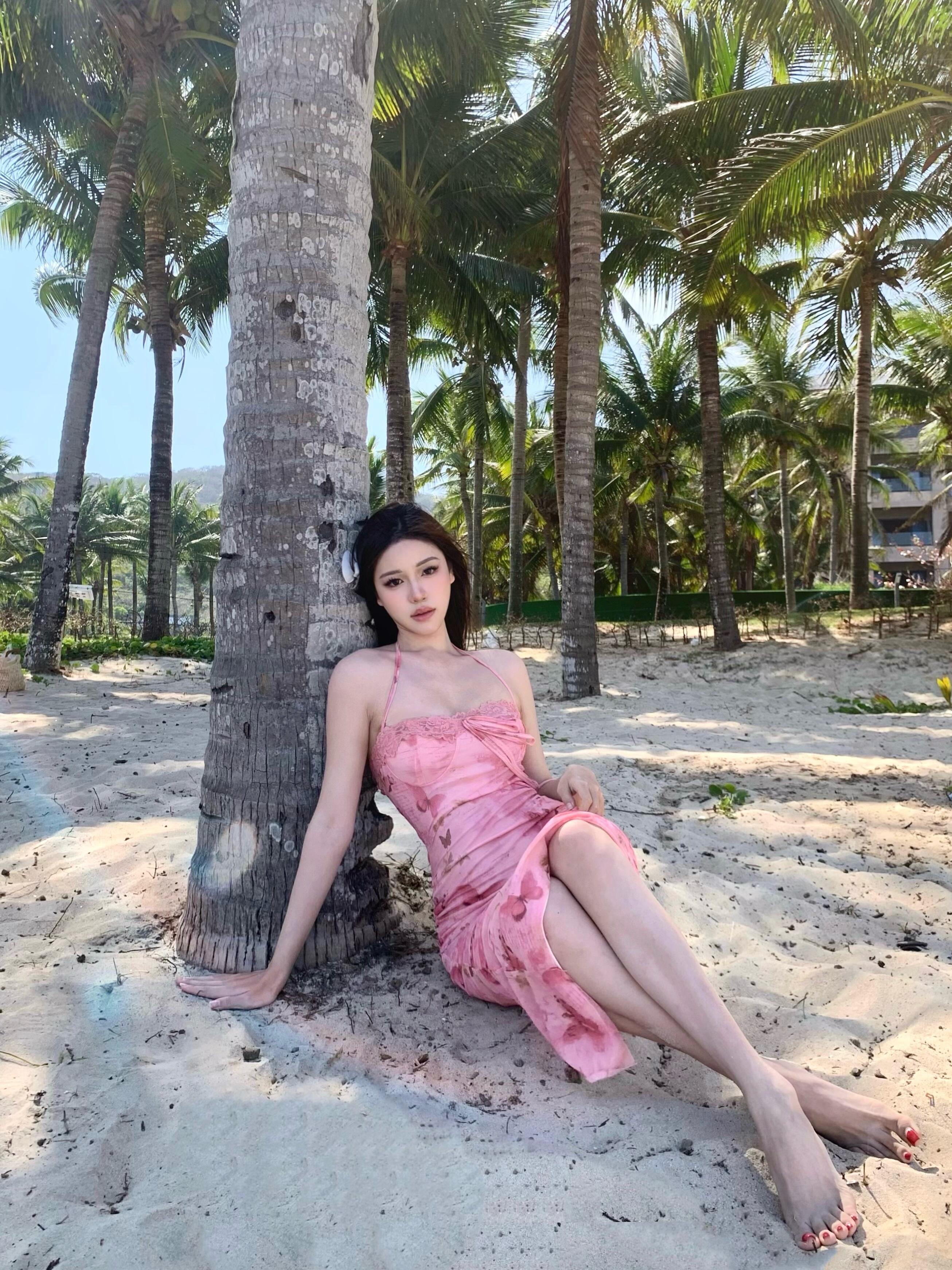 Sexy Lace Edge Halter Neck Bodycon Dress - Summer Beach Vacation Style, Waist-Cinching, Long Dress for European and American Fashion