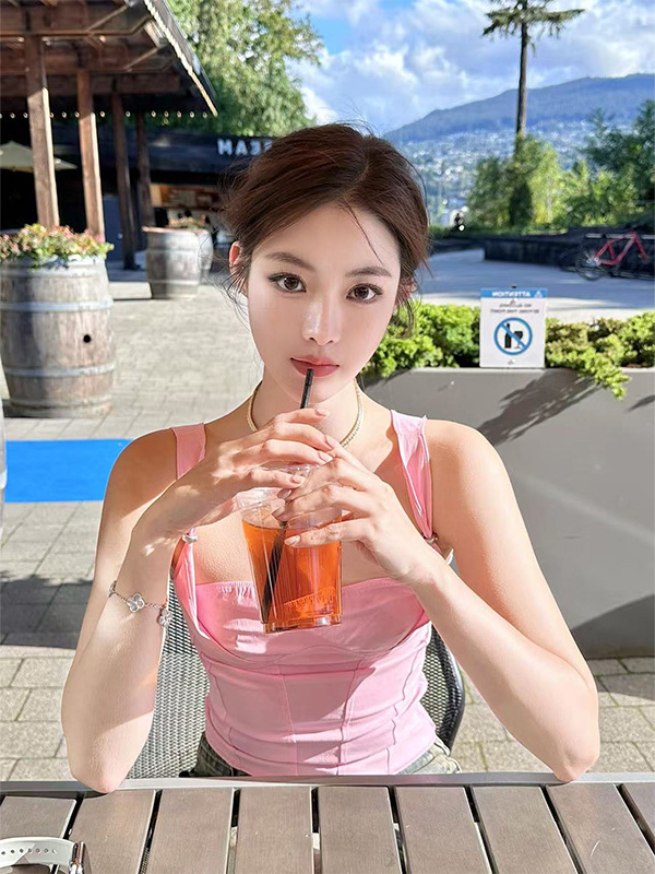 Sexy Pink Slim-Fit Camisole Top with Metal Buckle Design for Women - Summer Fashion Essential