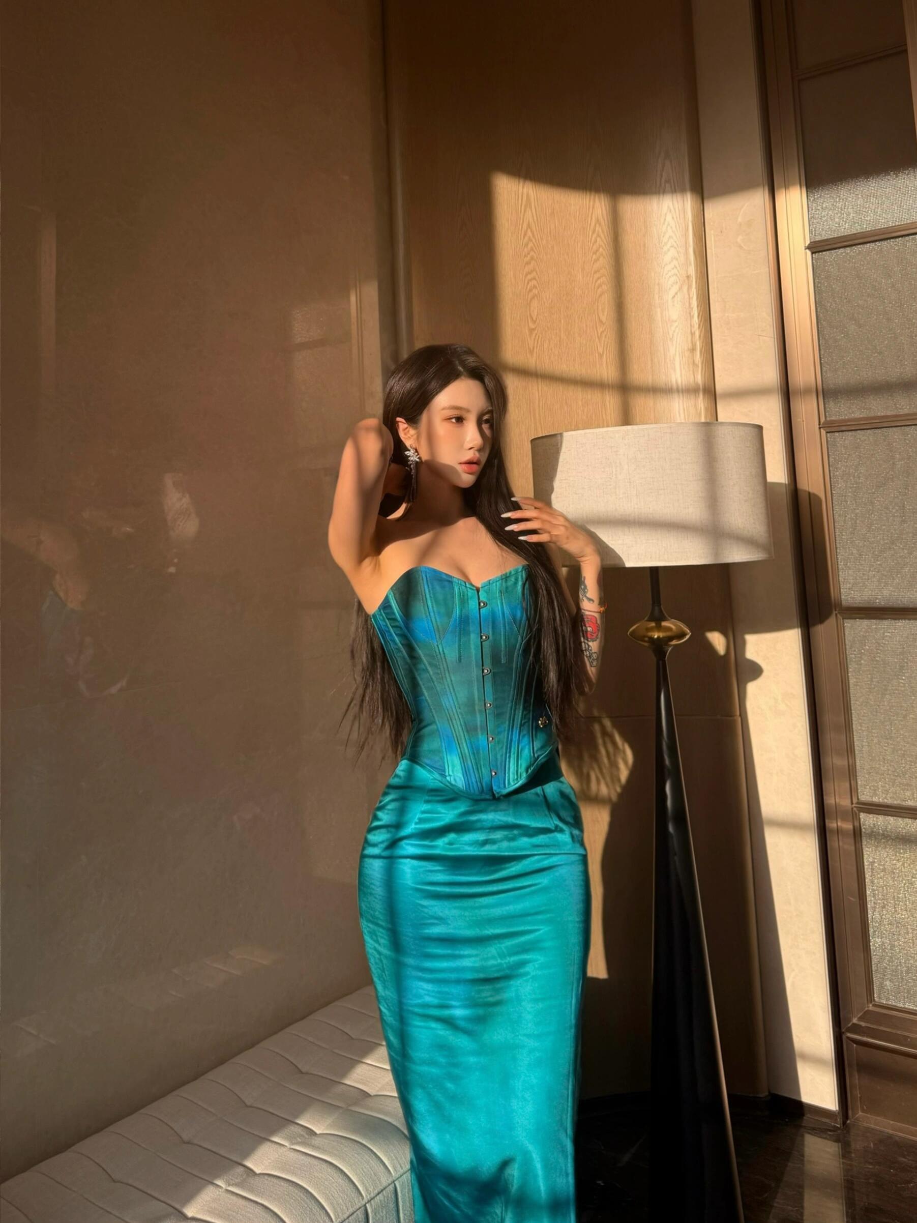 Sexy Two-Piece Set: Fishbone Corset Camisole Top & Satin Mermaid Bodycon Skirt - European and American Style Sexy Two-Piece Set: Fishbone Corset Camisole Top & Satin Mermaid Bodycon Skirt - European and American Style