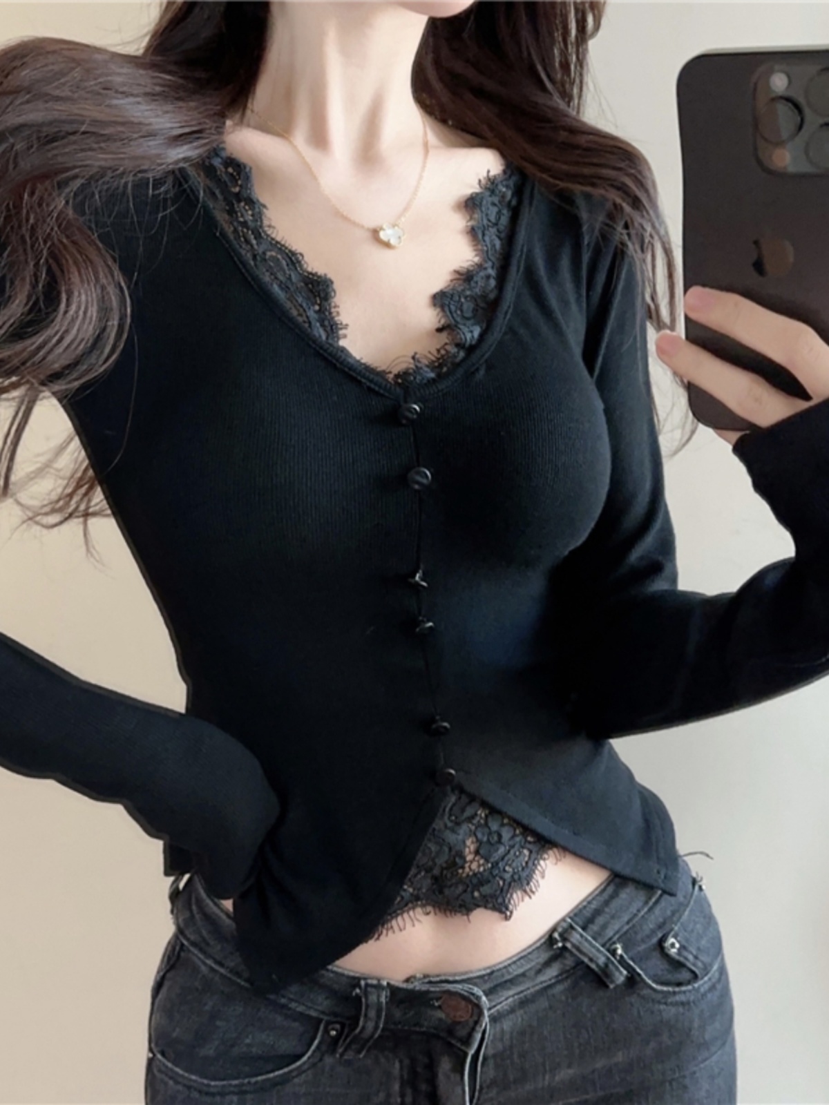 Sexy V-Neck Lace Spliced Knitted Top for Women – French Niche Aesthetic, Slim Fit, Trendy 90s Style Inner Wear Sexy V-Neck Lace Spliced Knitted Top for Women – French Niche Aesthetic, Slim Fit, Trendy 90s Style Inner Wear