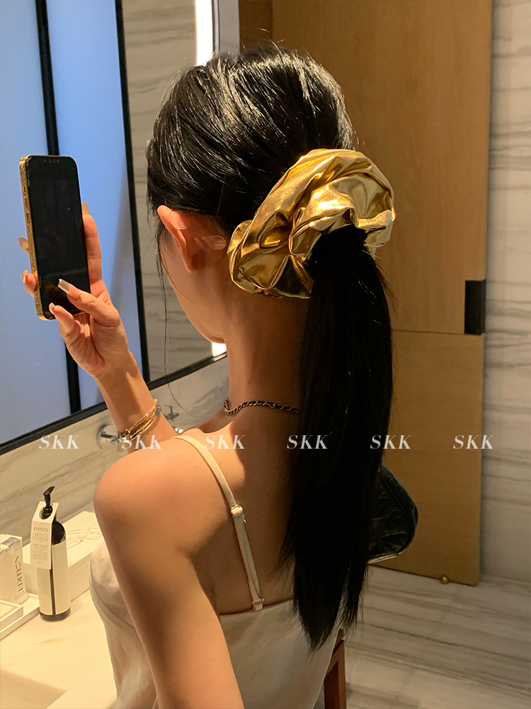 Silver and Gold Design Niche Hair Band for Women - Trendy Accessory for Fashionable Looks Silver and Gold Design Niche Hair Band for Women - Trendy Accessory for Fashionable Looks