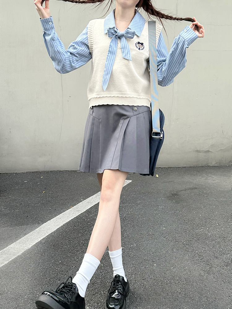 Slim-Fit Striped Long-Sleeve Shirt with Small V-Neck and Bow Tie - Original Pudding Bear Design, Perfect for Y2K Fashion