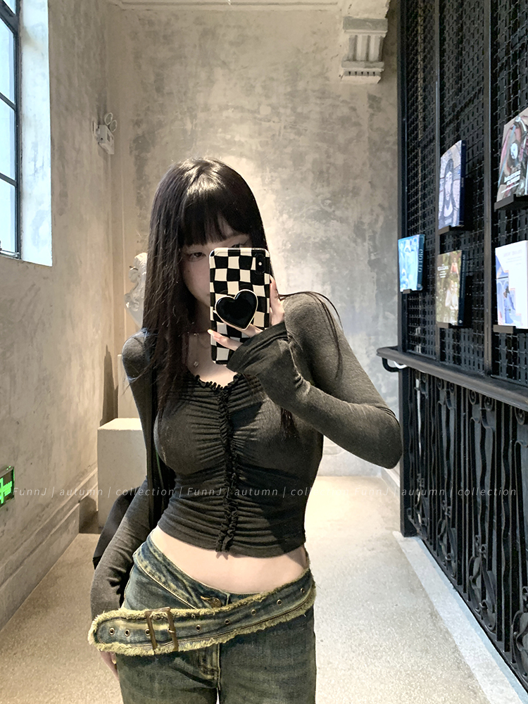 Slimming Knit Top for Women - Heart-Stealing Spicy Pet Design, Niche Waist-Defining Base Layer for Autumn Fashion Slimming Knit Top for Women - Heart-Stealing Spicy Pet Design, Niche Waist-Defining Base Layer for Autumn Fashion