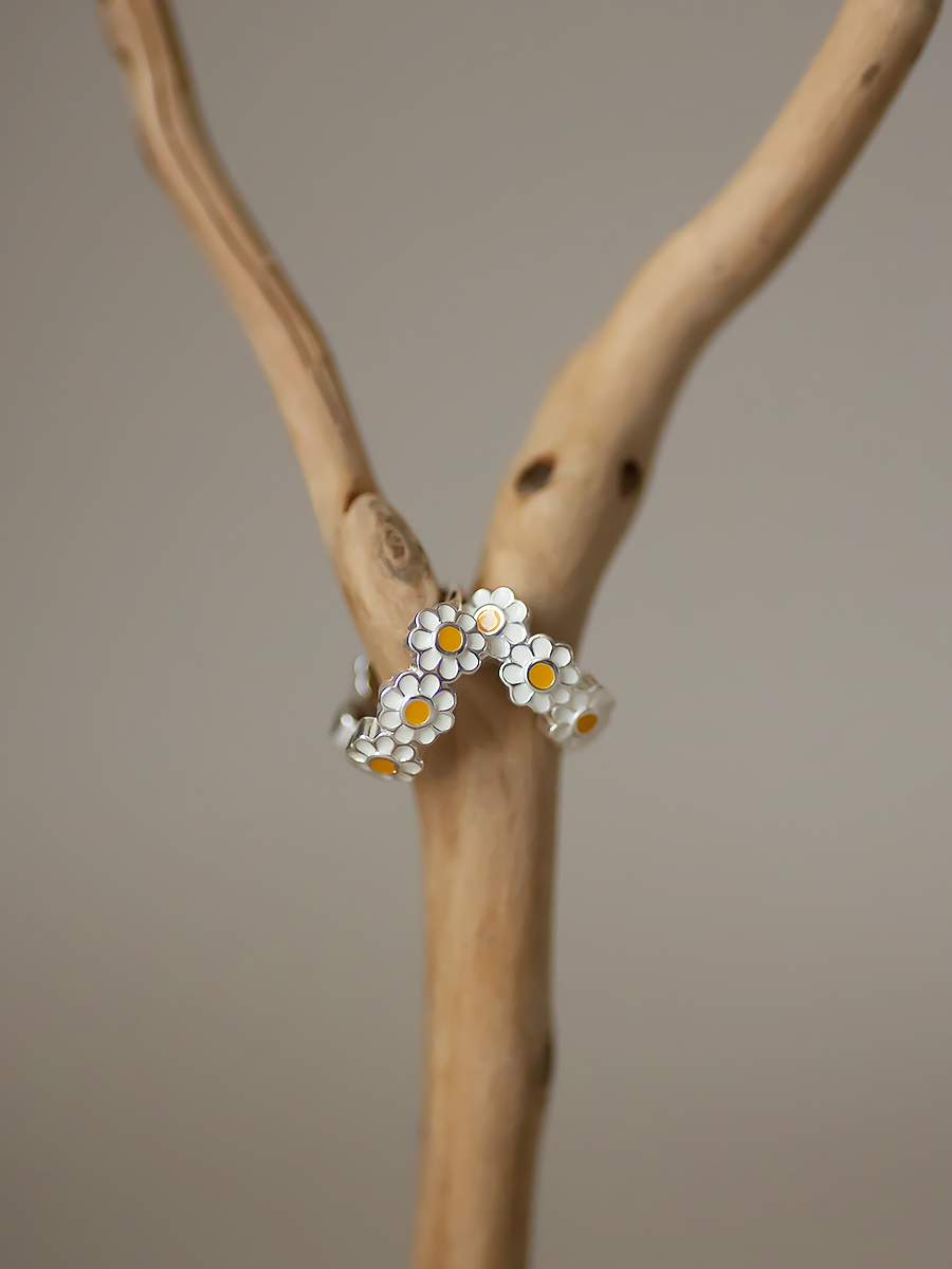 Small Daisy Stud Earrings in 925 Silver with Enamel Floral Design - Fresh Round Chrysanthemum Style Small Daisy Stud Earrings in 925 Silver with Enamel Floral Design - Fresh Round Chrysanthemum Style