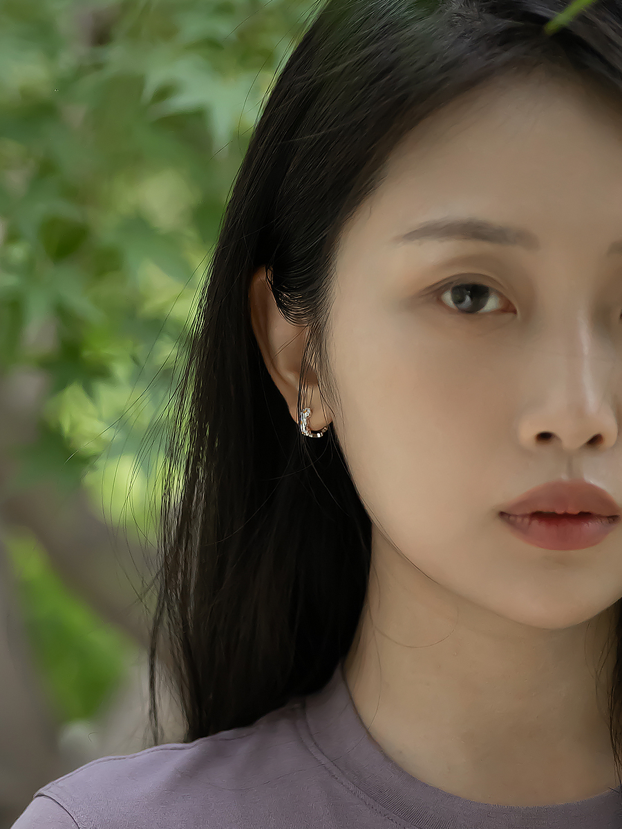 Small Daisy Stud Earrings in 925 Silver with Enamel Floral Design - Fresh Round Chrysanthemum Style Small Daisy Stud Earrings in 925 Silver with Enamel Floral Design - Fresh Round Chrysanthemum Style