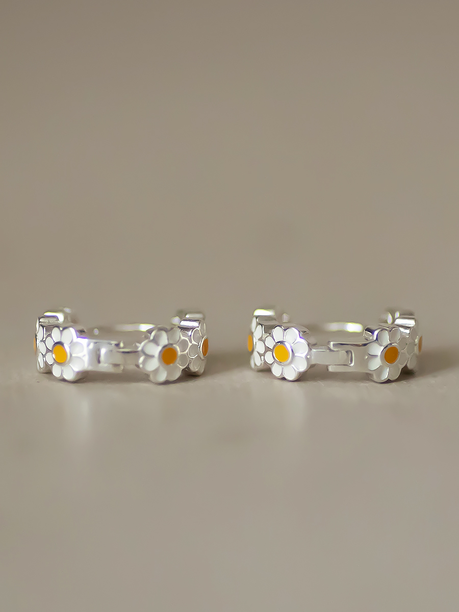 Small Daisy Stud Earrings in 925 Silver with Enamel Floral Design - Fresh Round Chrysanthemum Style