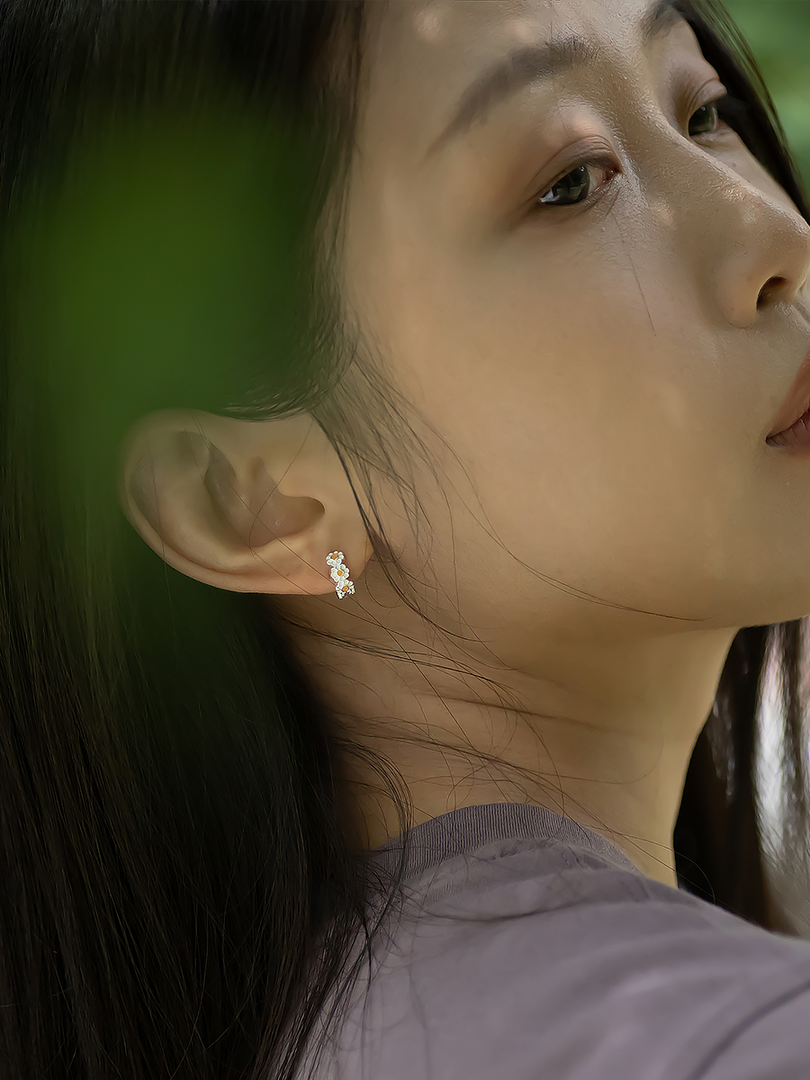 Small Daisy Stud Earrings in 925 Silver with Enamel Floral Design - Fresh Round Chrysanthemum Style Small Daisy Stud Earrings in 925 Silver with Enamel Floral Design - Fresh Round Chrysanthemum Style