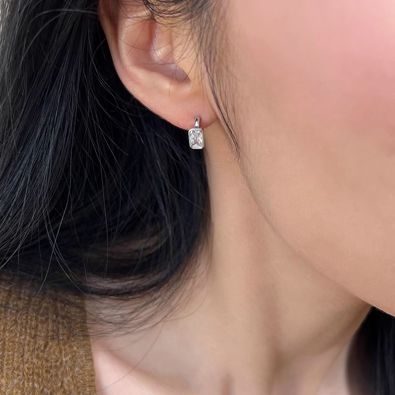 Small Square Sugar Zircon Circle Earrings - 2025 Niche Light Luxury Versatile Ear Clips for Women Small Square Sugar Zircon Circle Earrings - 2025 Niche Light Luxury Versatile Ear Clips for Women