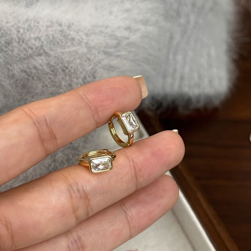 Small Square Sugar Zircon Circle Earrings - 2025 Niche Light Luxury Versatile Ear Clips for Women Small Square Sugar Zircon Circle Earrings - 2025 Niche Light Luxury Versatile Ear Clips for Women