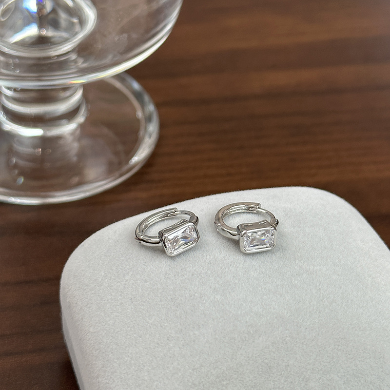 Small Square Sugar Zircon Circle Earrings - 2025 Niche Light Luxury Versatile Ear Clips for Women