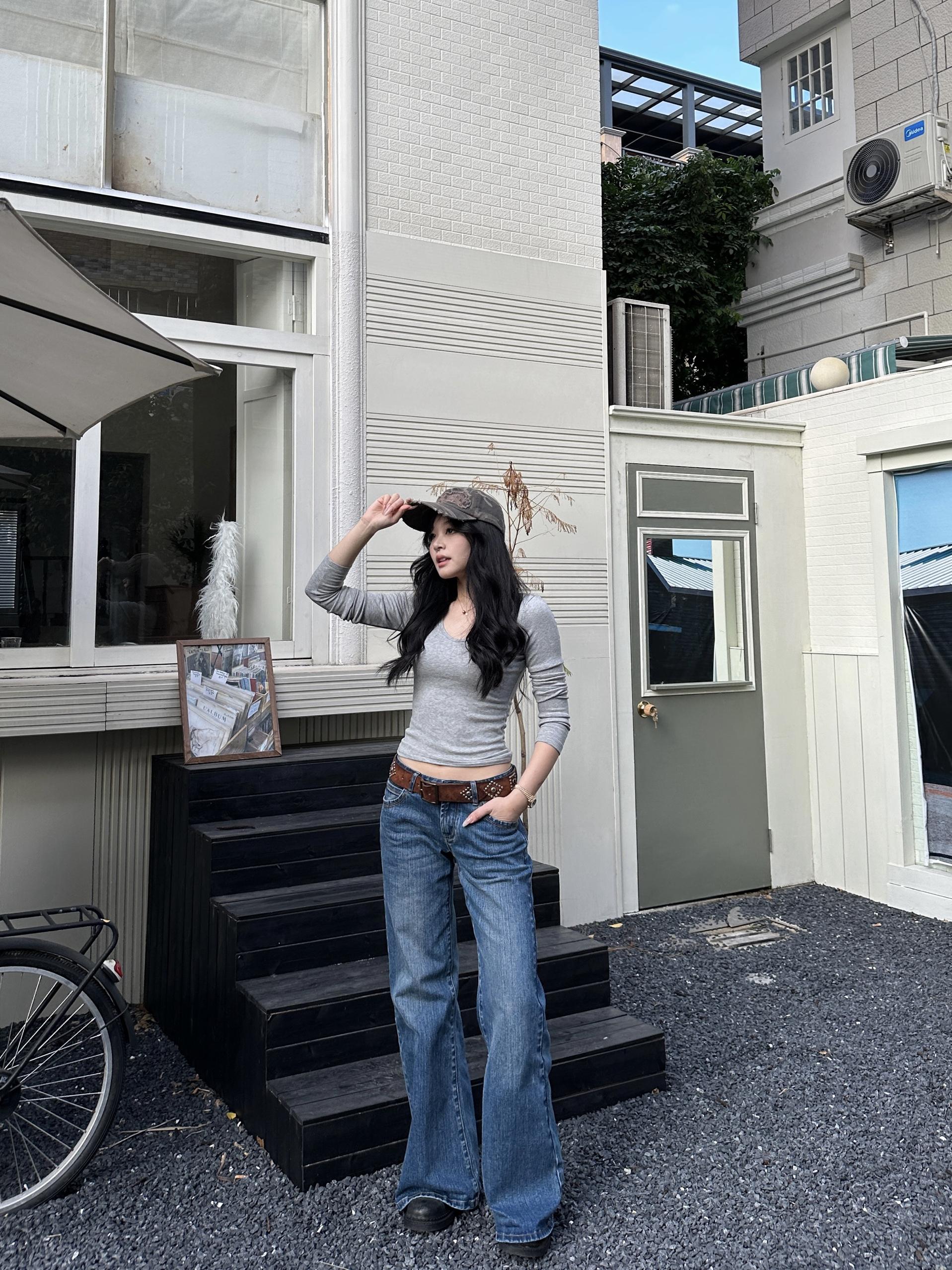 Soft Velvet V-Neck Long Sleeve Base Shirt - Basic Popchee Design for a Stylish Winter Look Soft Velvet V-Neck Long Sleeve Base Shirt - Basic Popchee Design for a Stylish Winter Look