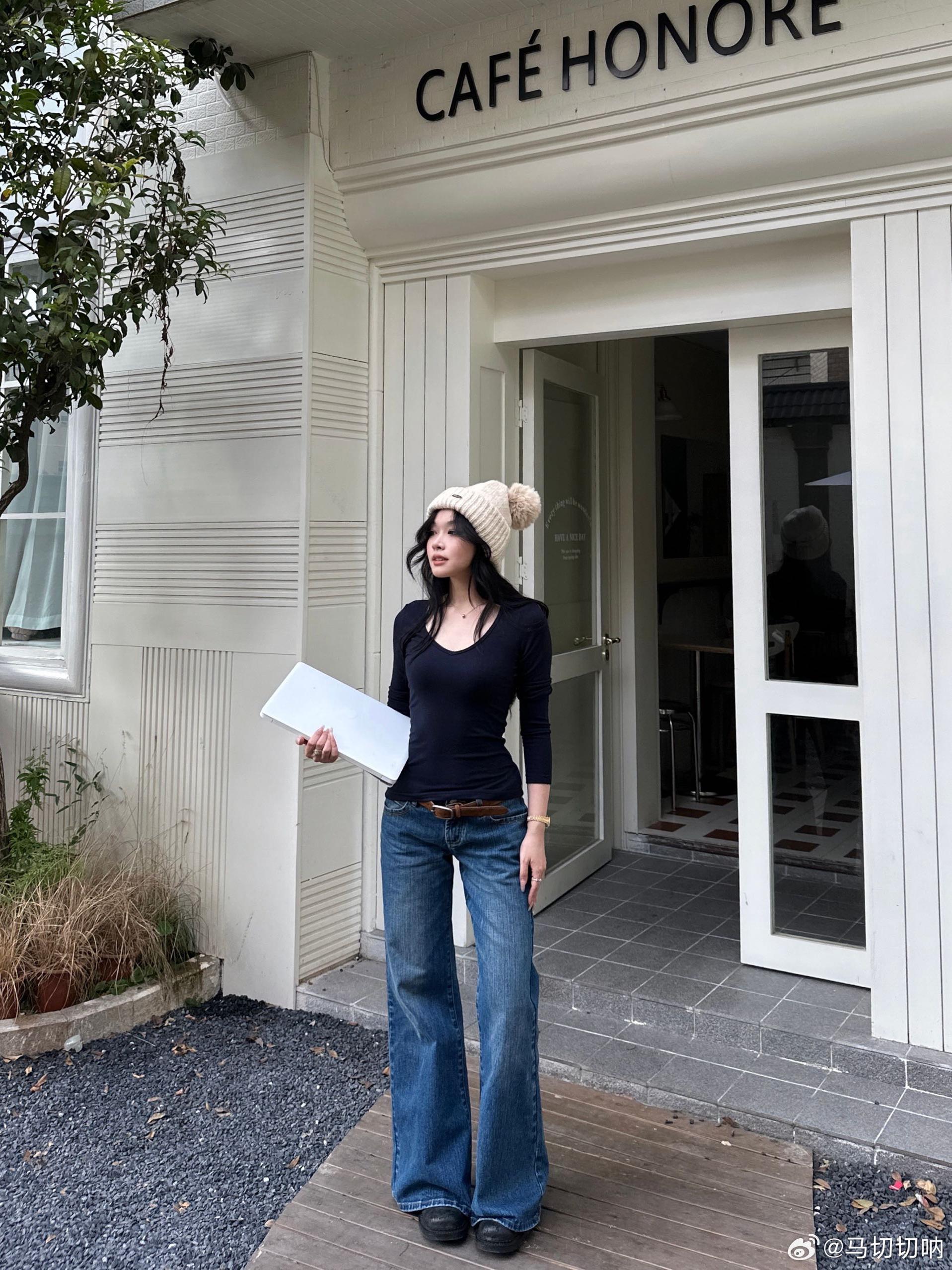 Soft Velvet V-Neck Long Sleeve Base Shirt - Basic Popchee Design for a Stylish Winter Look Soft Velvet V-Neck Long Sleeve Base Shirt - Basic Popchee Design for a Stylish Winter Look