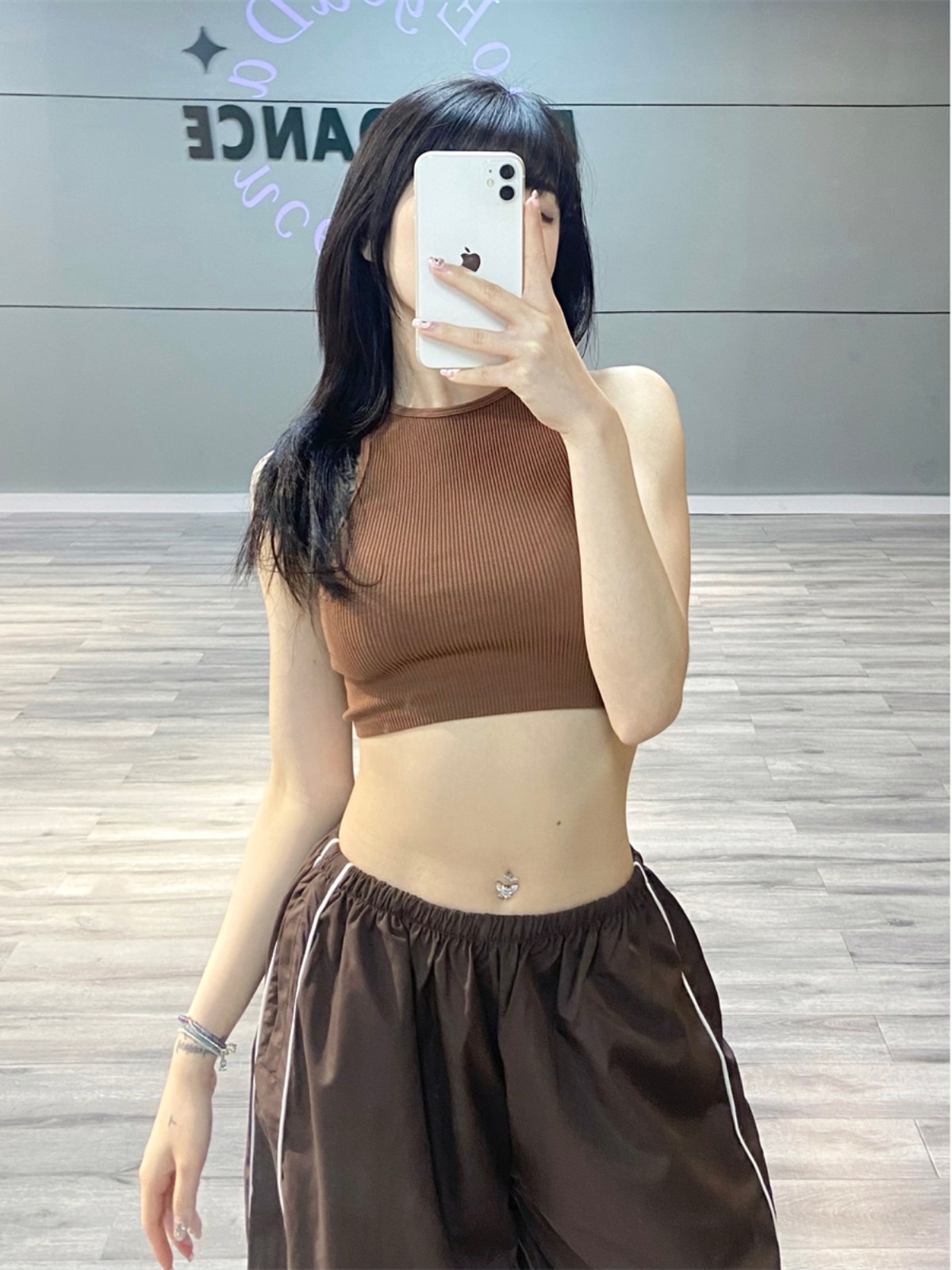 Solid Color Sleeveless Yoga Fitness Top for Women - Slim Fit, Flattering Round Neck, Short Style for Spicy Girl Vibes Solid Color Sleeveless Yoga Fitness Top for Women - Slim Fit, Flattering Round Neck, Short Style for Spicy Girl Vibes