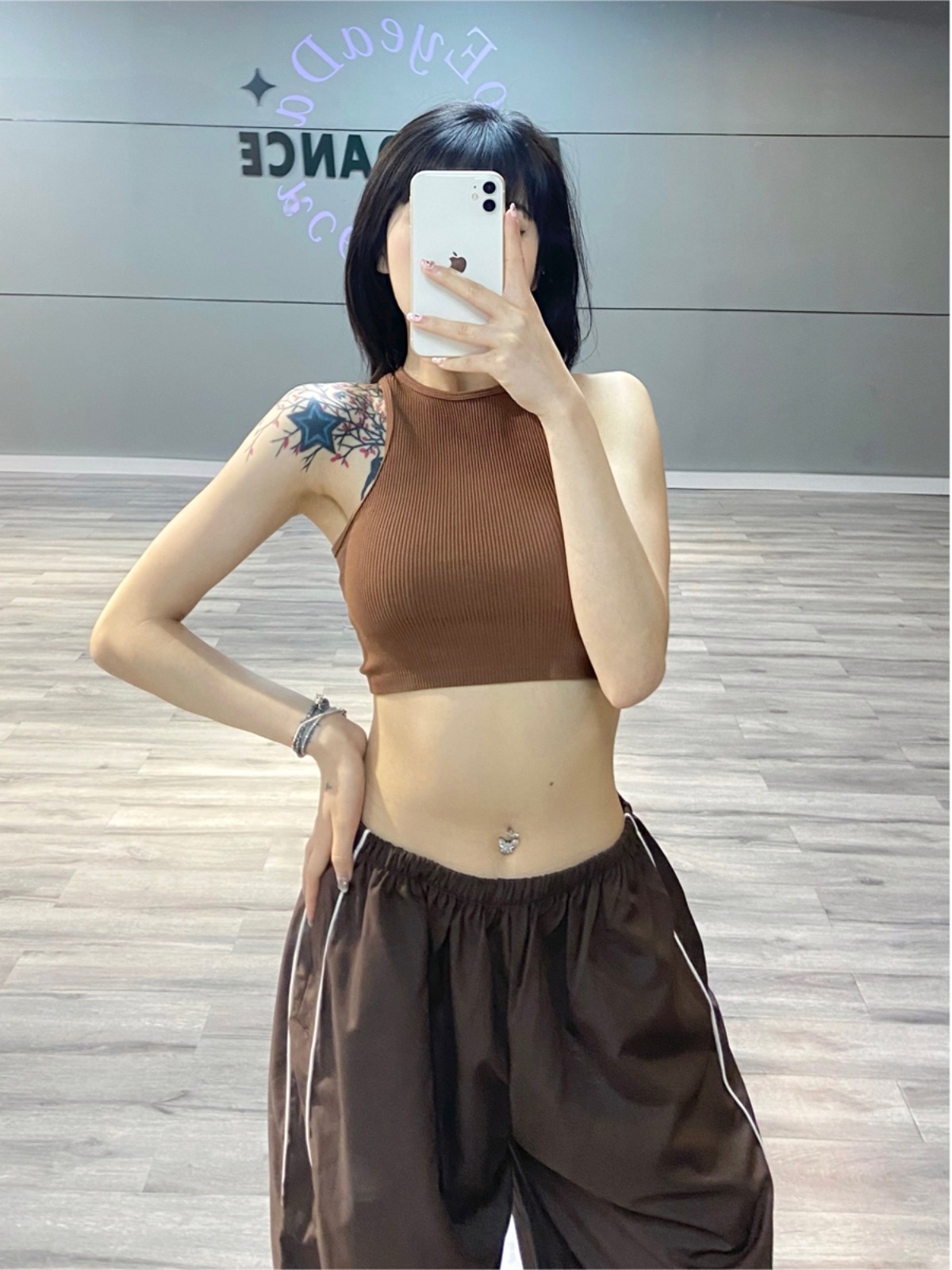 Solid Color Sleeveless Yoga Fitness Top for Women - Slim Fit, Flattering Round Neck, Short Style for Spicy Girl Vibes Solid Color Sleeveless Yoga Fitness Top for Women - Slim Fit, Flattering Round Neck, Short Style for Spicy Girl Vibes