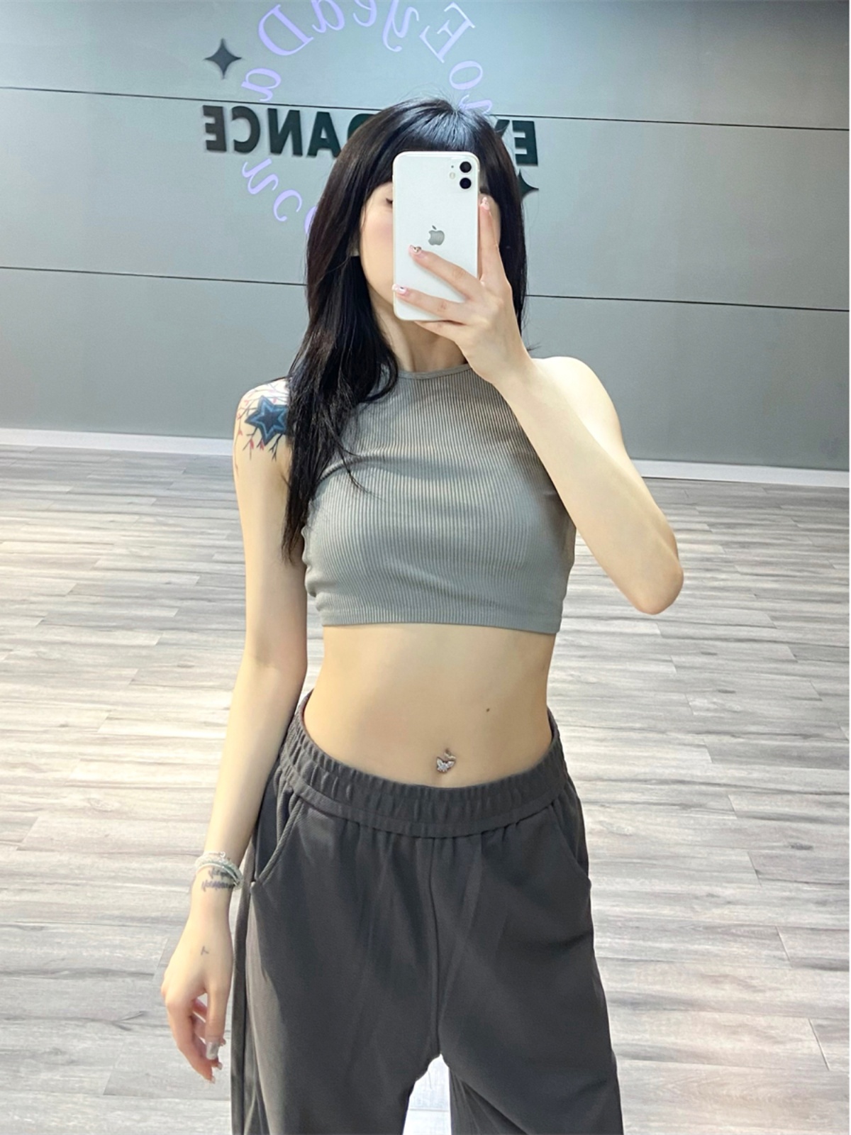 Solid Color Sleeveless Yoga Fitness Top for Women - Slim Fit, Flattering Round Neck, Short Style for Spicy Girl Vibes Solid Color Sleeveless Yoga Fitness Top for Women - Slim Fit, Flattering Round Neck, Short Style for Spicy Girl Vibes