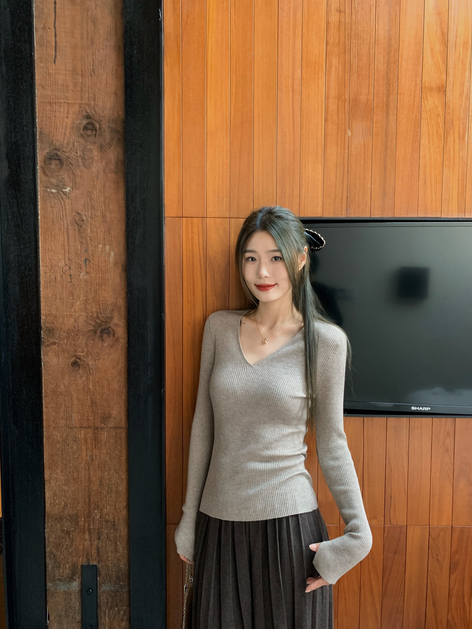 Solid Color V-Neck Silk Wool Slim Fit Base Shirt for Women - Essential Layering Piece, Perfect for 90s and Y2K Fashion Styles Solid Color V-Neck Silk Wool Slim Fit Base Shirt for Women - Essential Layering Piece, Perfect for 90s and Y2K Fashion Styles