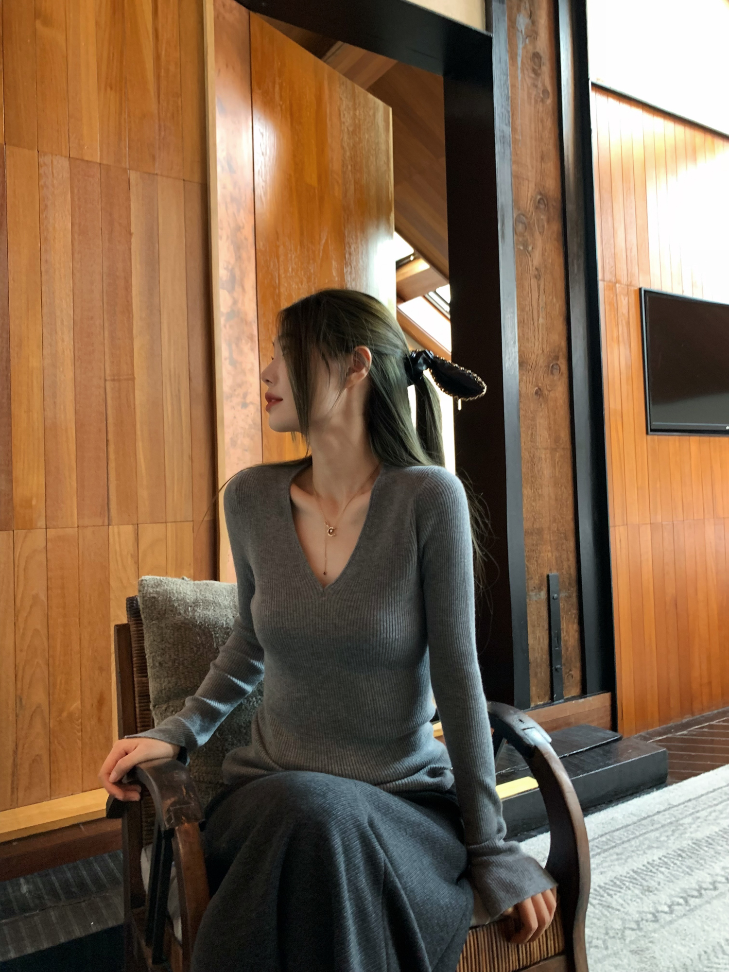 Solid Color V-Neck Silk Wool Slim Fit Base Shirt for Women - Essential Layering Piece, Perfect for 90s and Y2K Fashion Styles Solid Color V-Neck Silk Wool Slim Fit Base Shirt for Women - Essential Layering Piece, Perfect for 90s and Y2K Fashion Styles