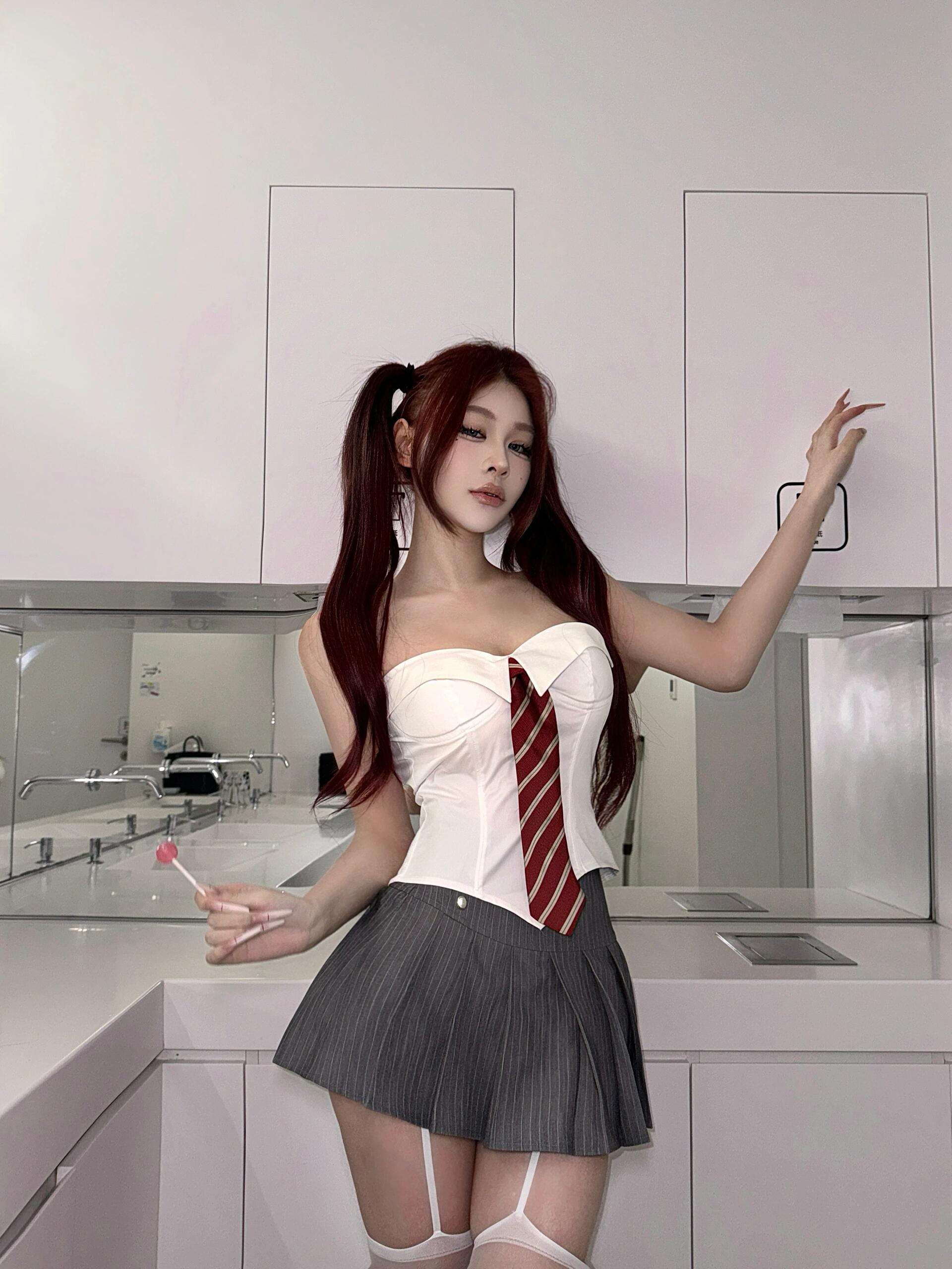 Spicy Girl American-Style Two-Piece Set with Strapless Fishbone Top and Striped Low-Waist Pleated Skirt - Y2K Fashion