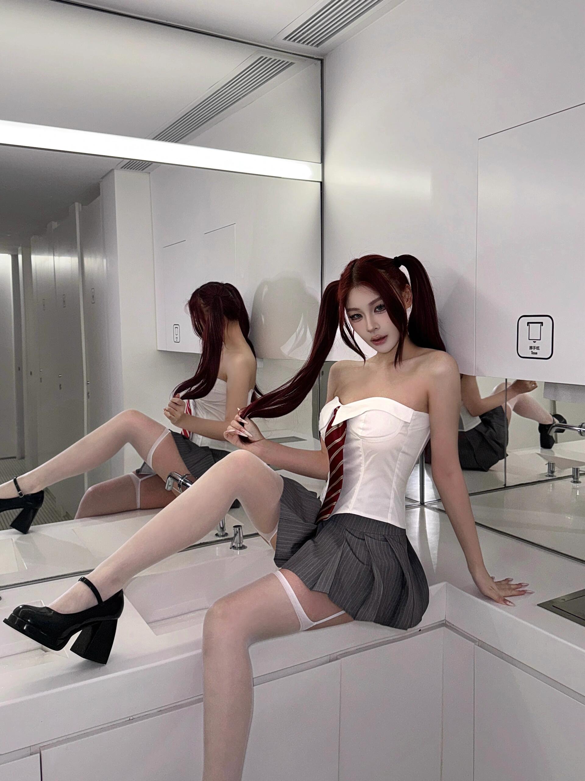 Spicy Girl American-Style Two-Piece Set with Strapless Fishbone Top and Striped Low-Waist Pleated Skirt - Y2K Fashion