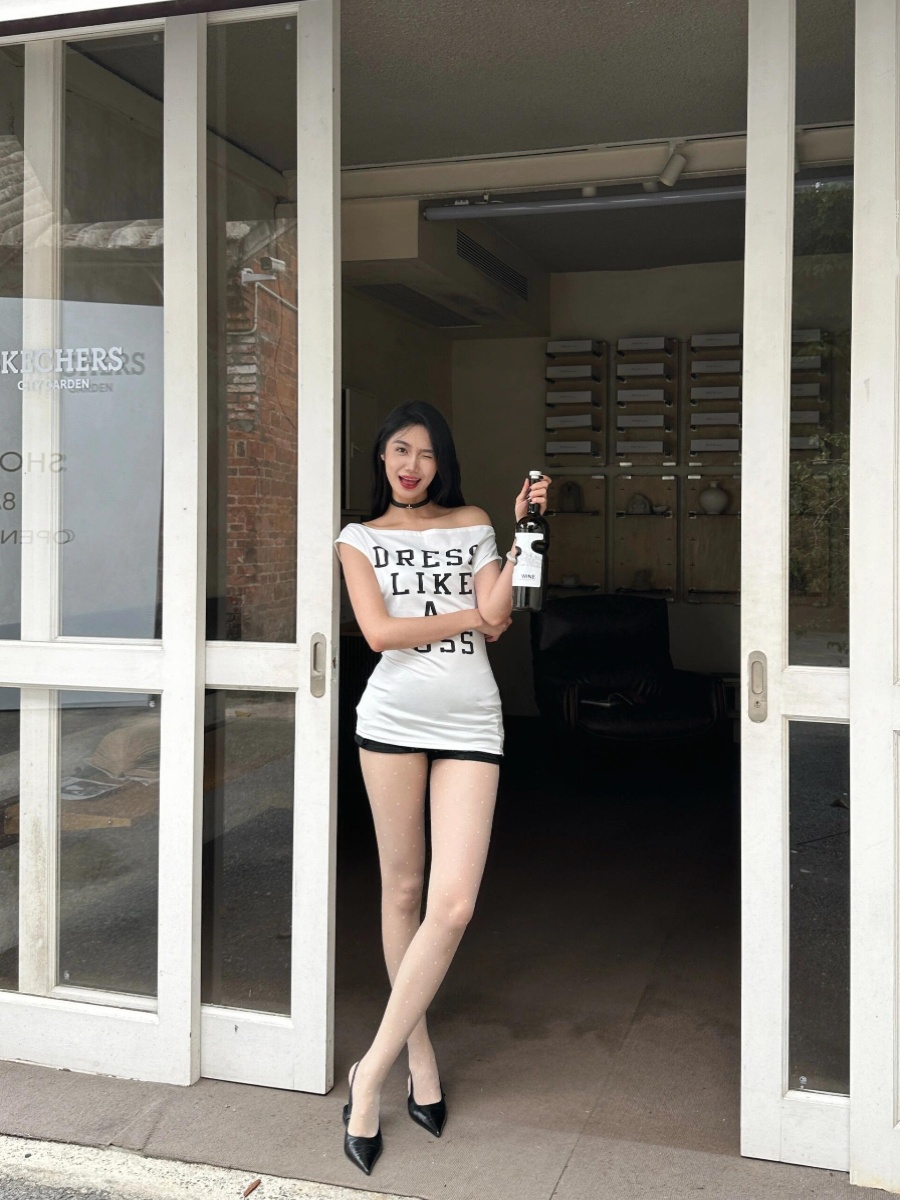 Spicy Girl White Letter Printed Off-Shoulder Slim-Fit T-Shirt for Women - Summer 2025 American Style Short Sleeve