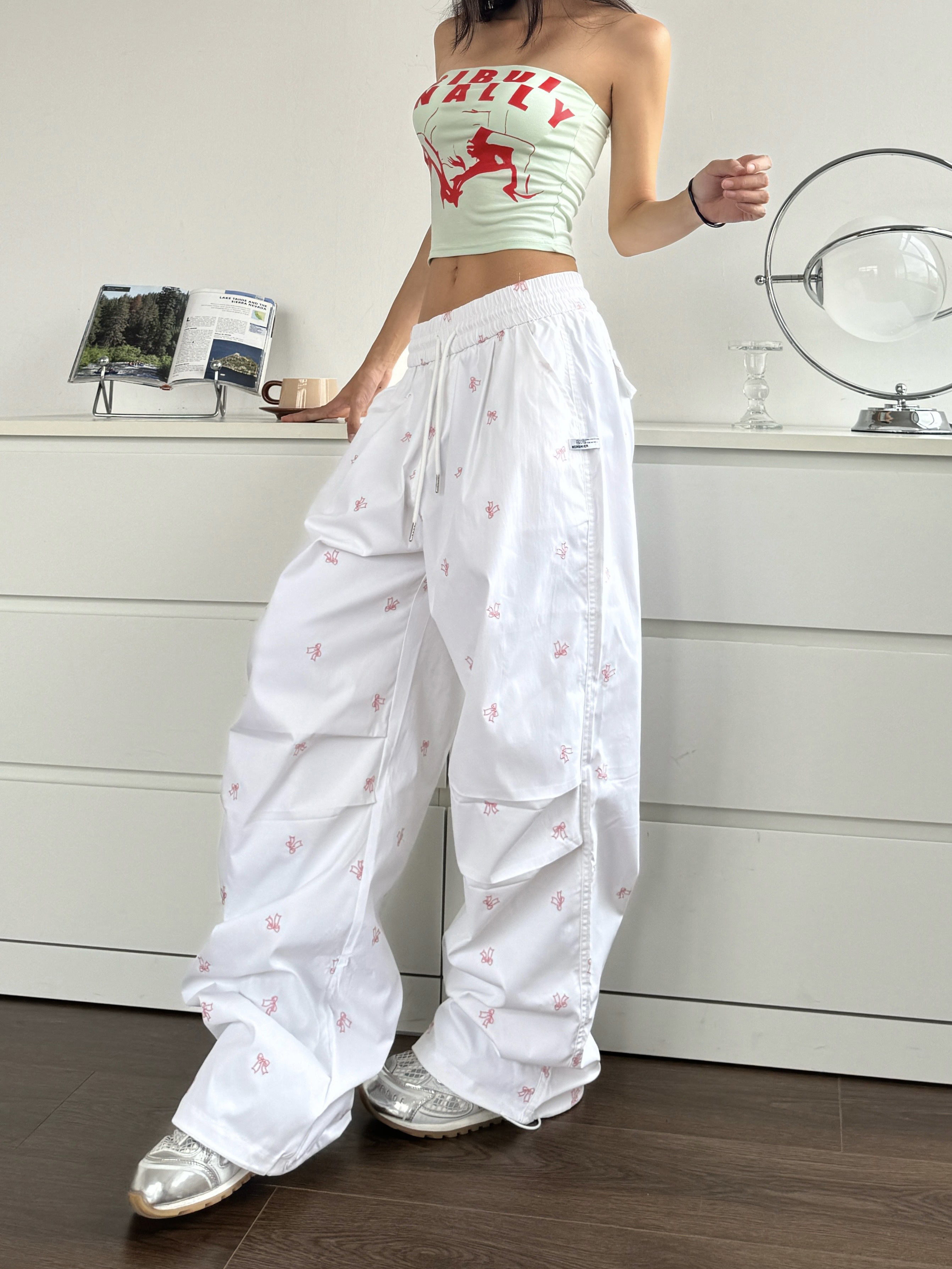 Spicy Heatstroke American Street Style Bow Tie Embroidered Cargo Pants with Pleats, Loose Wide-Leg Ground-Dragging Paratrooper Design Spicy Heatstroke American Street Style Bow Tie Embroidered Cargo Pants with Pleats, Loose Wide-Leg Ground-Dragging Paratrooper Design