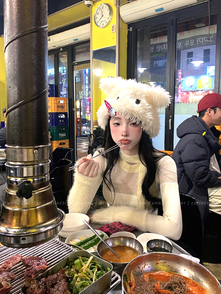 Square Sweetheart Hunting Design Slim Fit Base Layer Top for Women with Scarf - 90s Inspired Trendy Style Square Sweetheart Hunting Design Slim Fit Base Layer Top for Women with Scarf - 90s Inspired Trendy Style