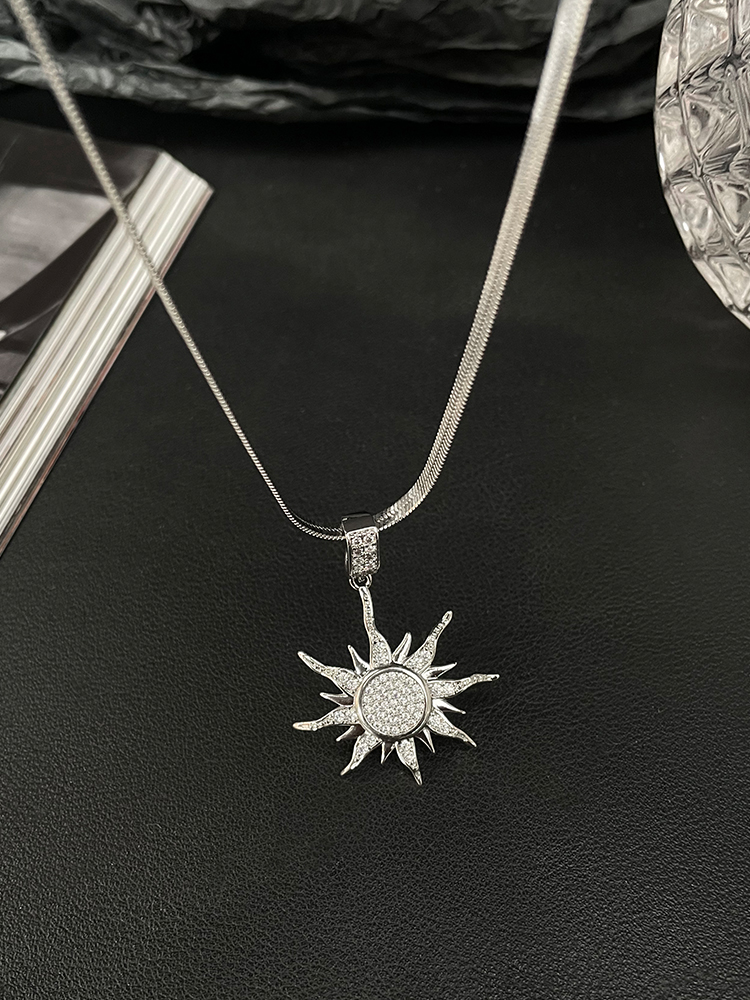 Stainless Steel Sun Pendant Choker Necklace for Men and Women, Cool Niche Design Clavicle Chain Accessory Stainless Steel Sun Pendant Choker Necklace for Men and Women, Cool Niche Design Clavicle Chain Accessory