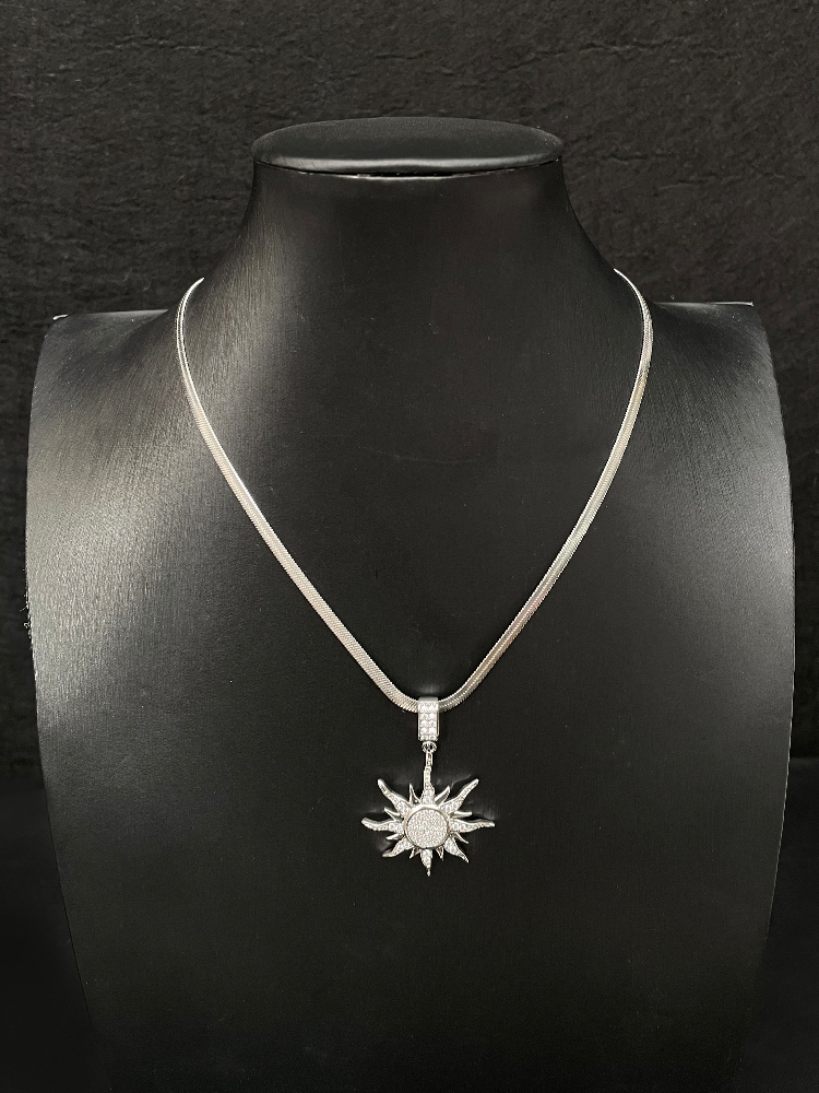 Stainless Steel Sun Pendant Choker Necklace for Men and Women, Cool Niche Design Clavicle Chain Accessory Stainless Steel Sun Pendant Choker Necklace for Men and Women, Cool Niche Design Clavicle Chain Accessory