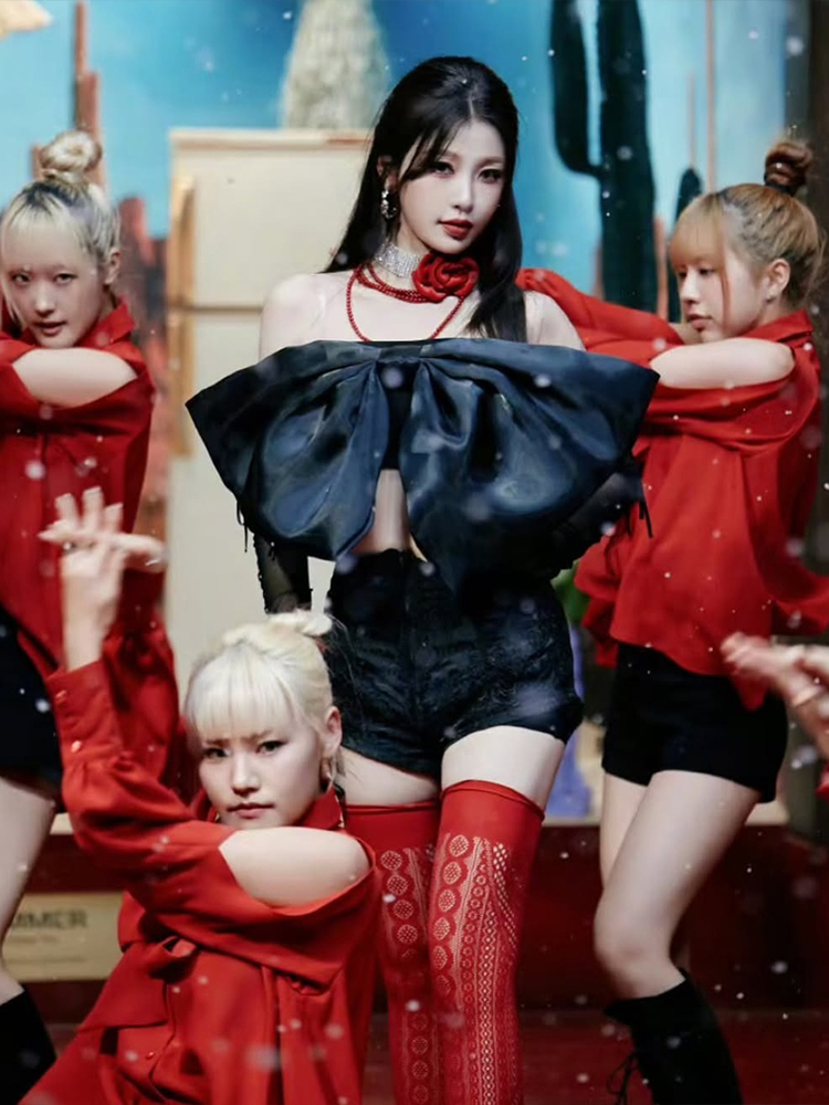 Strapless Satin Top with Big Bow for Women - Niche Slim Fit Star Style - 90s Inspired Fashion Strapless Satin Top with Big Bow for Women - Niche Slim Fit Star Style - 90s Inspired Fashion