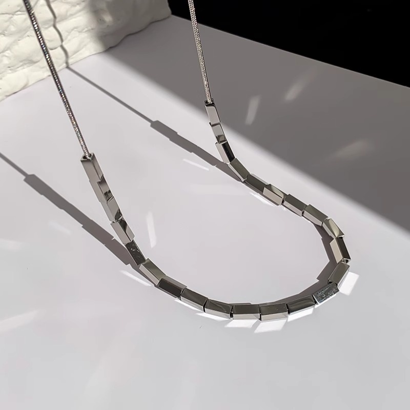 Stylish High-End Minimalist Clavicle Necklace for Women - Chic Parisian Design Stylish High-End Minimalist Clavicle Necklace for Women - Chic Parisian Design