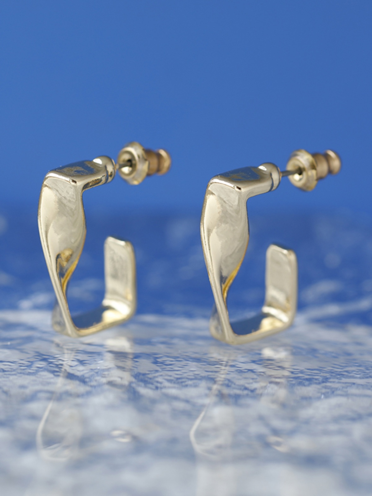 Stylish Metal Geometric Earrings for Women - Versatile European and American Niche Design for Gatherings, Dates, and Gifts Stylish Metal Geometric Earrings for Women - Versatile European and American Niche Design for Gatherings, Dates, and Gifts