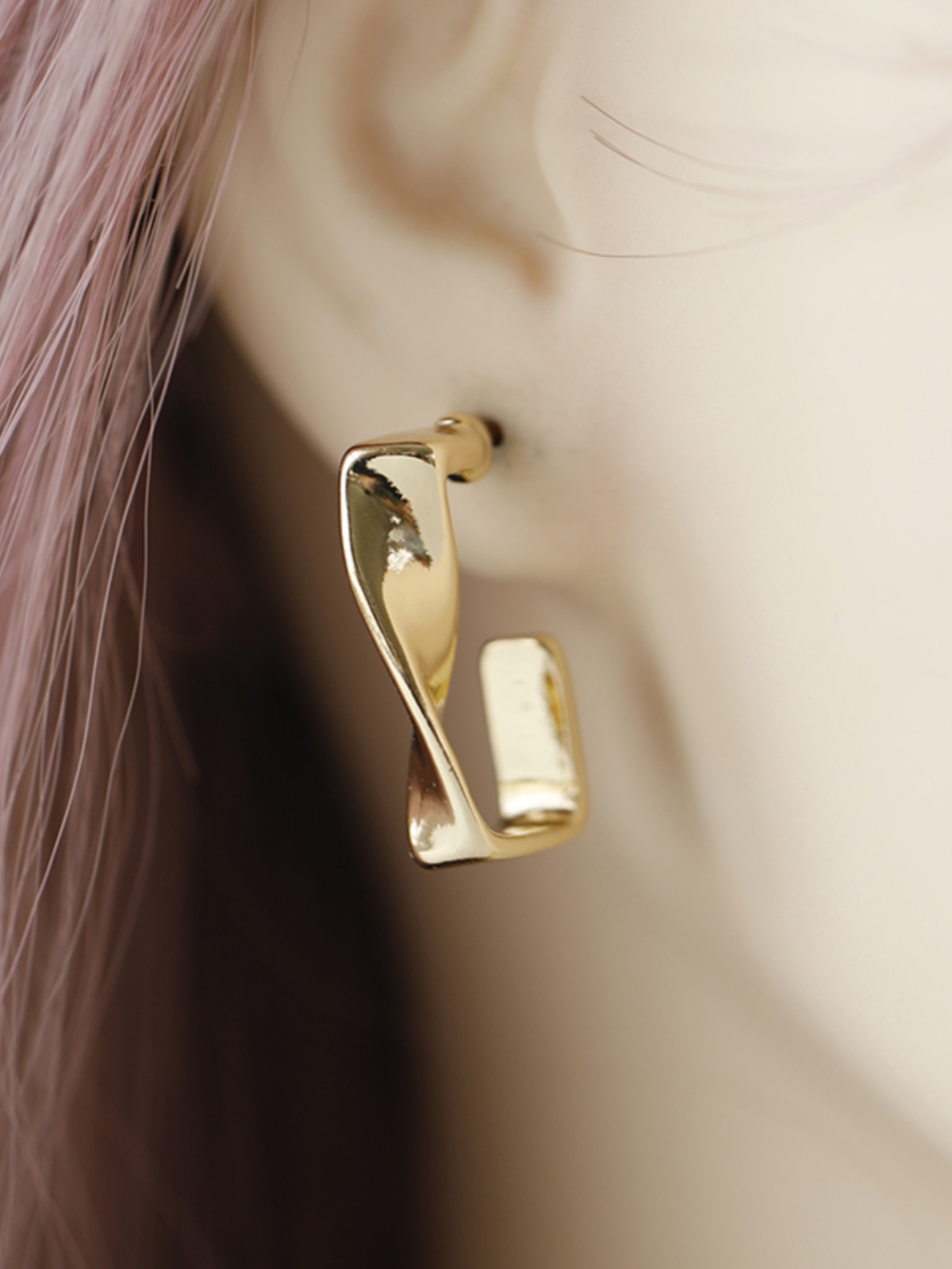 Stylish Metal Geometric Earrings for Women - Versatile European and American Niche Design for Gatherings, Dates, and Gifts Stylish Metal Geometric Earrings for Women - Versatile European and American Niche Design for Gatherings, Dates, and Gifts