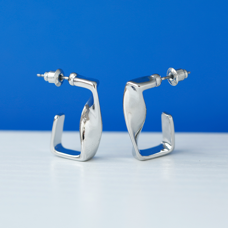 Stylish Metal Geometric Earrings for Women - Versatile European and American Niche Design for Gatherings, Dates, and Gifts Stylish Metal Geometric Earrings for Women - Versatile European and American Niche Design for Gatherings, Dates, and Gifts