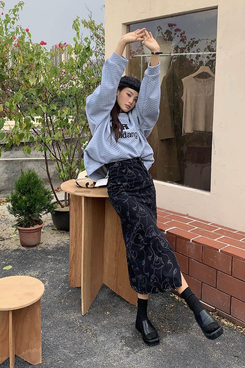 Stylish Work Outfits, Outfit Summer Ideas Abstract Faces Denim Midi Skirt Stylish Work Outfits, Outfit Summer Ideas Abstract Faces Denim Midi Skirt