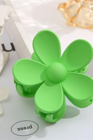 Stylish Work Outfits, Outfit Summer Ideas Flower Shaped Hair Clip