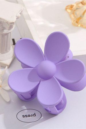 Stylish Work Outfits, Outfit Summer Ideas Flower Shaped Hair Clip