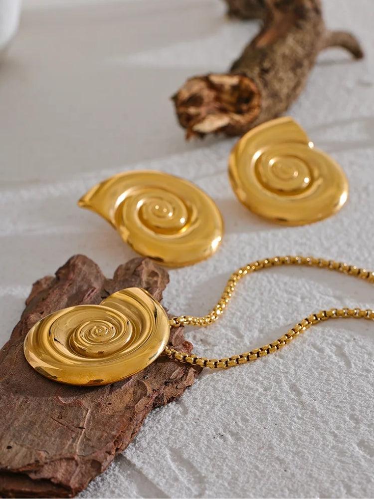 Stylish Work Outfits, Outfit Summer Ideas Gold Sea Shell Necklace & Earrings Stylish Work Outfits, Outfit Summer Ideas Gold Sea Shell Necklace & Earrings