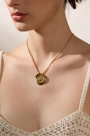 Stylish Work Outfits, Outfit Summer Ideas Gold Sea Shell Necklace & Earrings