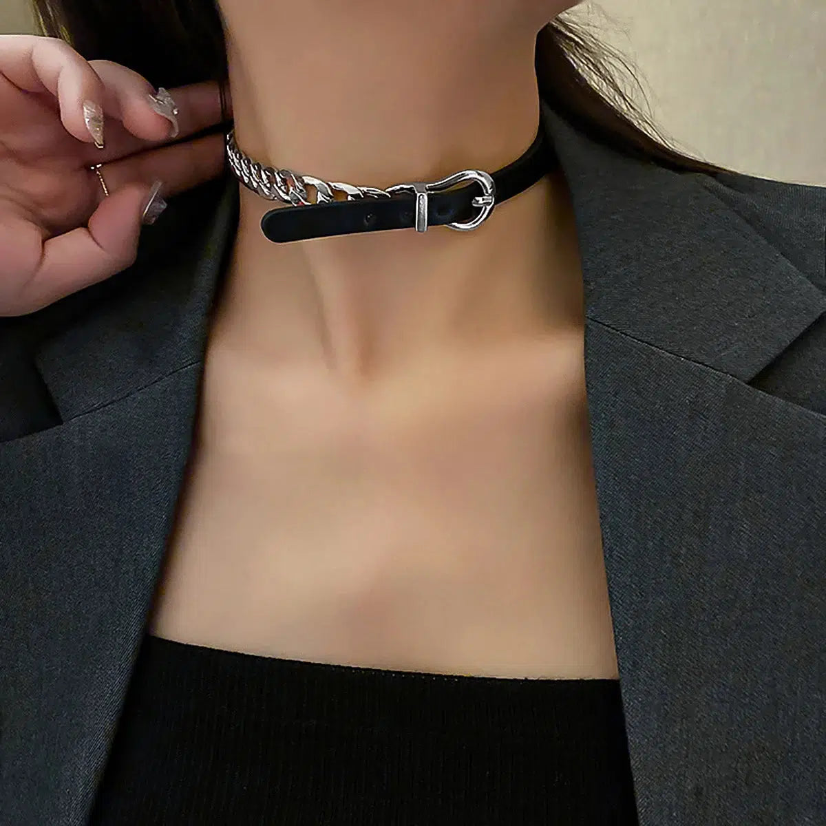 Stylish Work Outfits, Outfit Summer Ideas Half Belted Chain Necklace
