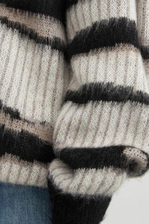 Stylish Work Outfits, Outfit Summer Ideas Zebra Knitted Sweater