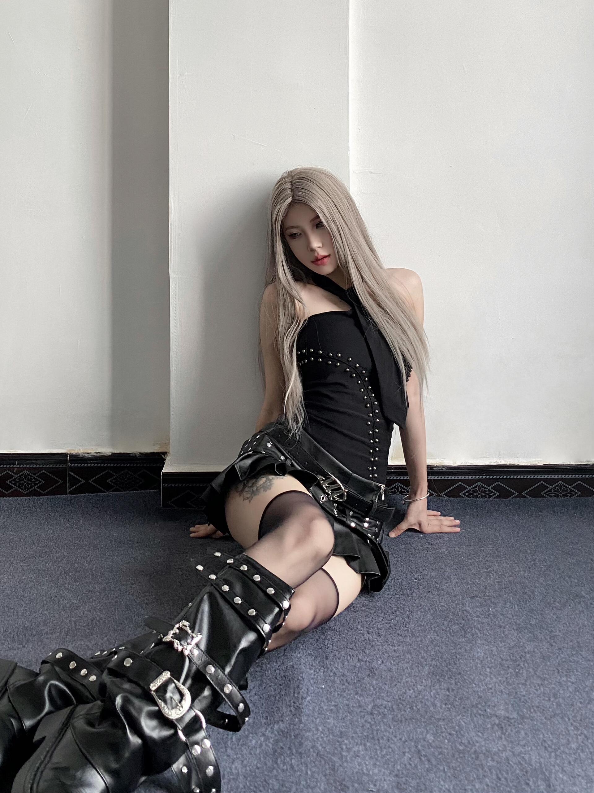 Summer Beaded Halter Top and Low-Waist Split Pleated Skirt Set for Women - American Style Sexy Look Summer Beaded Halter Top and Low-Waist Split Pleated Skirt Set for Women - American Style Sexy Look