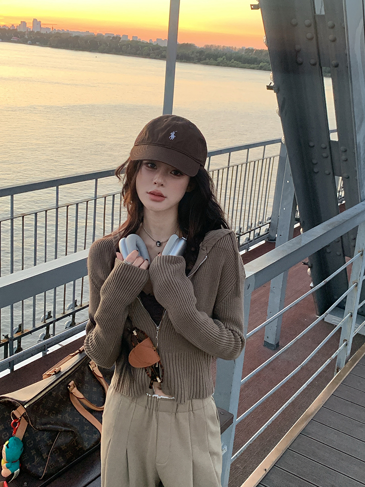 Sweet Yin V-Neck Slim Fit Knitted Lace Camisole Top with Chest Support - Cute Loli Style Sweet Yin V-Neck Slim Fit Knitted Lace Camisole Top with Chest Support - Cute Loli Style