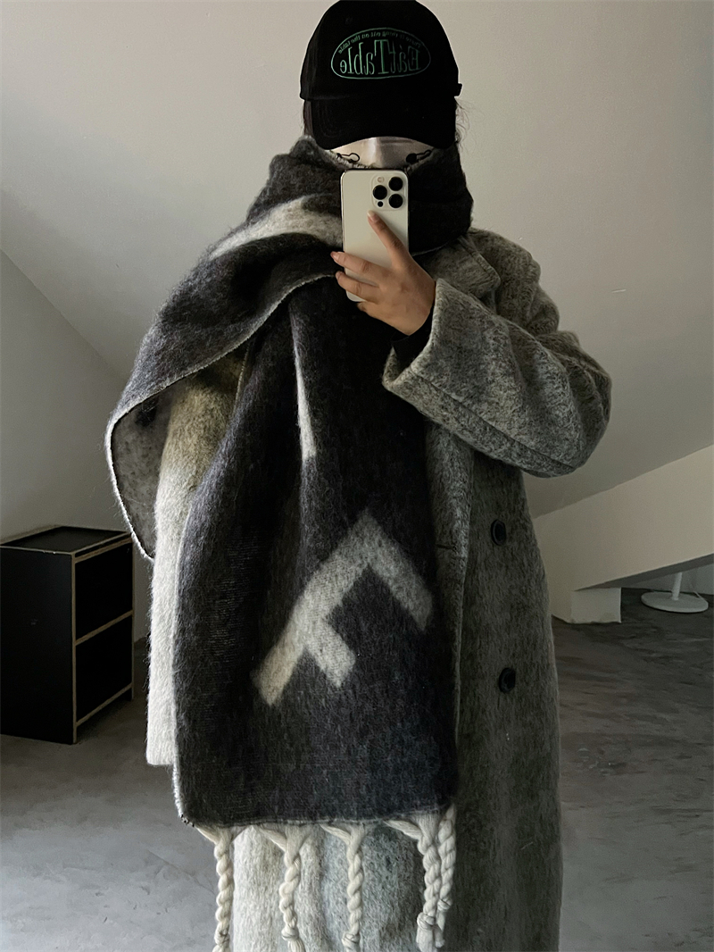 Thickened Black and Gray Winter Scarf for Women - Cozy Large Shawl Neck Wrap, Trendy Couples Style Thickened Black and Gray Winter Scarf for Women - Cozy Large Shawl Neck Wrap, Trendy Couples Style